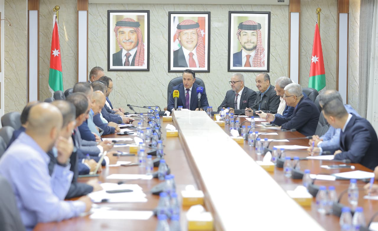 "البيئة والعمل النيابيتان" تبحثان تسهيل تراخيص المهن ومراقبة مصانع الأغذية
