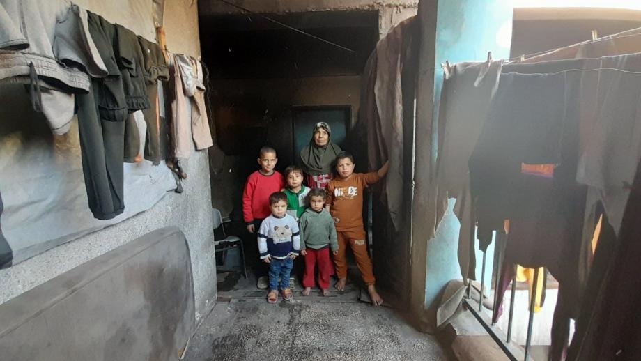 داخل مبنى يتداعى للانهيار ..  عائلة نازحة من بيت حانون تسكن الخطر 
