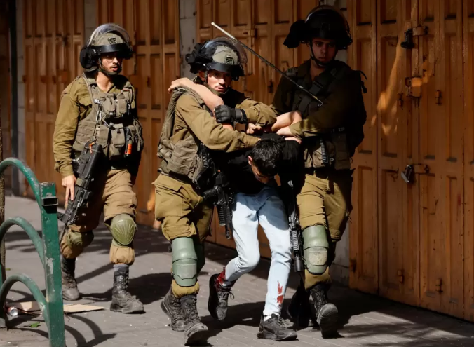  الاحتلال يعتقل عشرات الفلسطينيين في الضفة الغربية