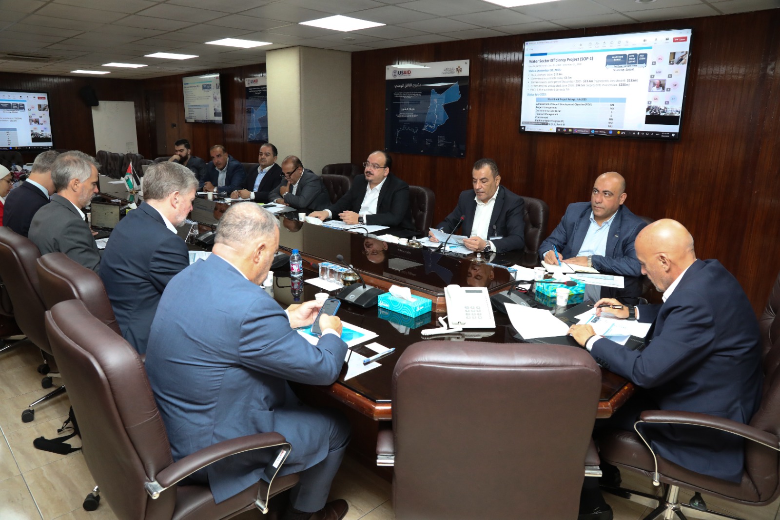 وزير المياه والري يبحث مع وفد البنك الدولي المشاريع المنفذة 
