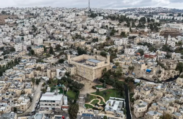 قرار إسرائيلي جديد يمسّ الحرم الإبراهيمي ..  ونداءات فلسطينية لوقف التهويد 