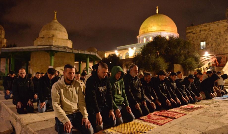 الآلاف يؤدون صلاتيّ العشاء والتراويح في المسجد الأقصى 