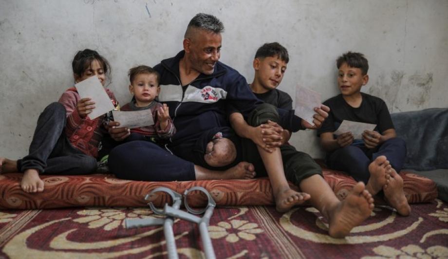 محمد أبو وطفة ..  أب خرج لقوت أطفاله فعاد ببترٍ وفقدٍ لا يُحتمل 