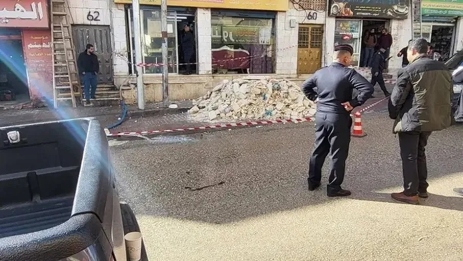 محافظ مادبا: استمرار إغلاق المنطقة المحيطة بعمارة مادبا لحين ثبوت سلامتها الفنية