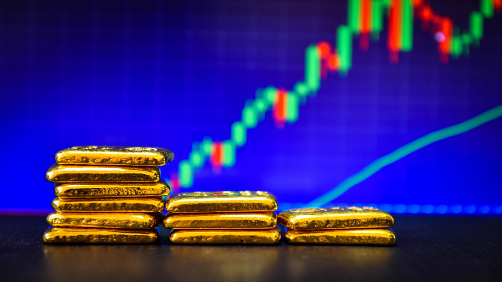 الذهب ينخفض متأثرا بارتفاع الدولار