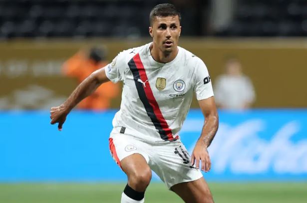 رودري يتصدر 4 خيارات لخلافة كروس في ريال مدريد