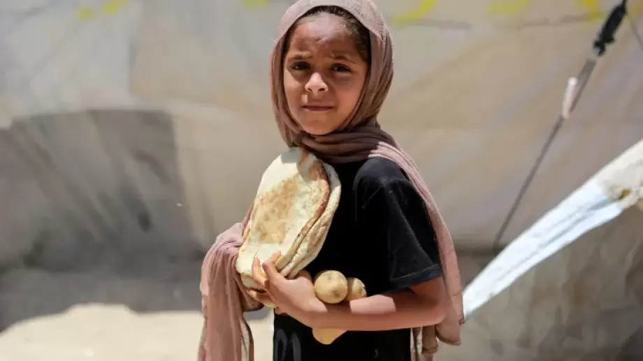 الخبز على حافة الغياب ..  هل ينبئ رغيف غزة عن عودة شبح المجاعة؟ 