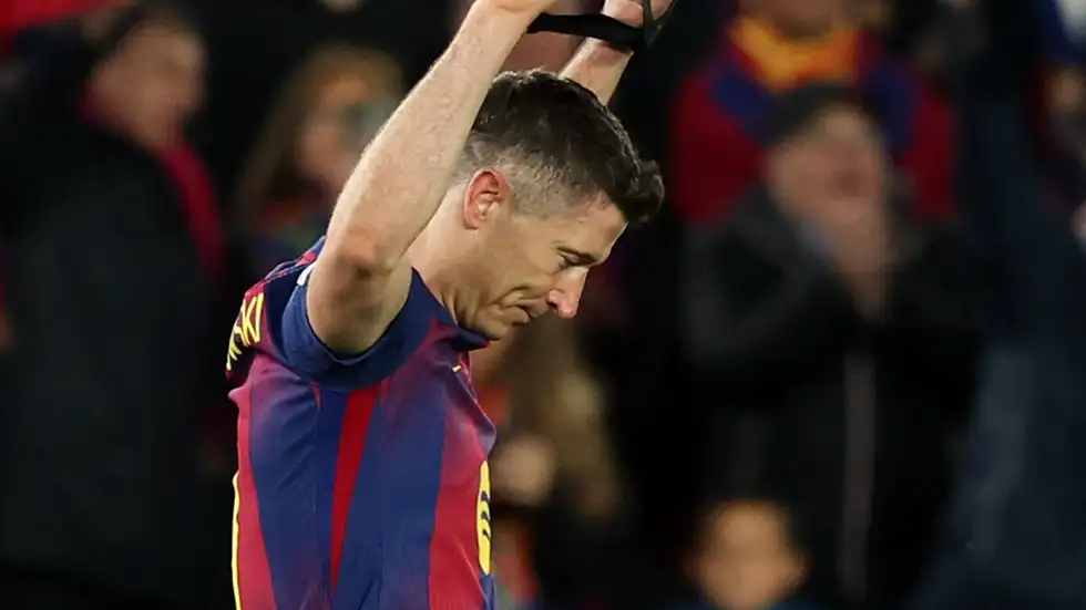 ليفاندوفسكي يجهل دوره مع برشلونة