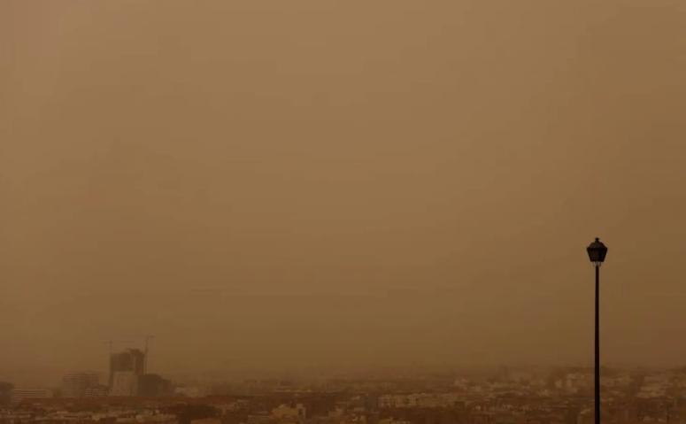 سحابة من الغبار تجبر ملايين الإيرانيين على ملازمة منازلهم