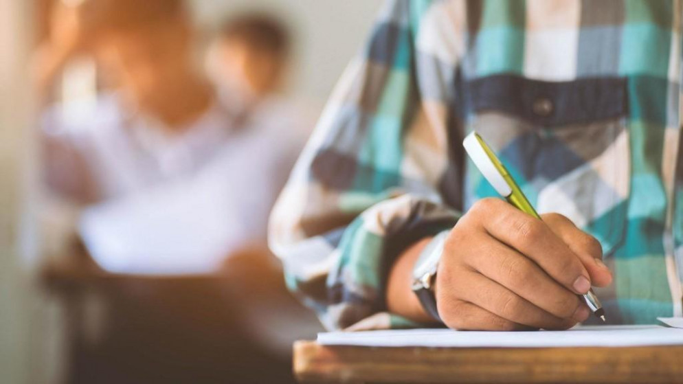 تباين آراء طلبة "التكميلية" حول أسئلة الامتحان الأول