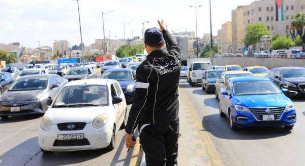 مركبة تركها سائقها تتسبب بازدحام خانق في نفق صويلح
