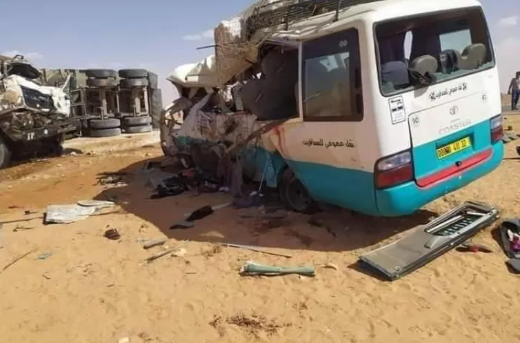 مصرع 14 شخصا في انقلاب حافلة بالجزائر