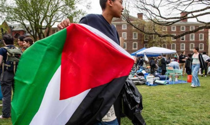 طلاب من جامعة براون الأمريكية يرفعون الأعلام الفلسطينية بحفل التخرج