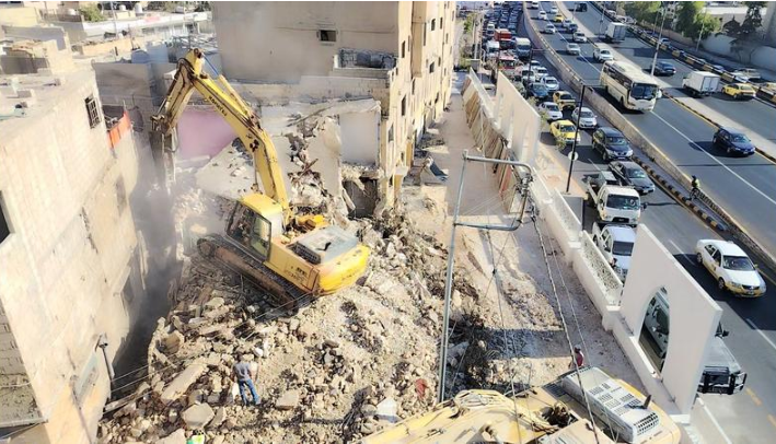 الأمانة تباشر عملية هدم منازل في منطقة المحطة وسط عمان