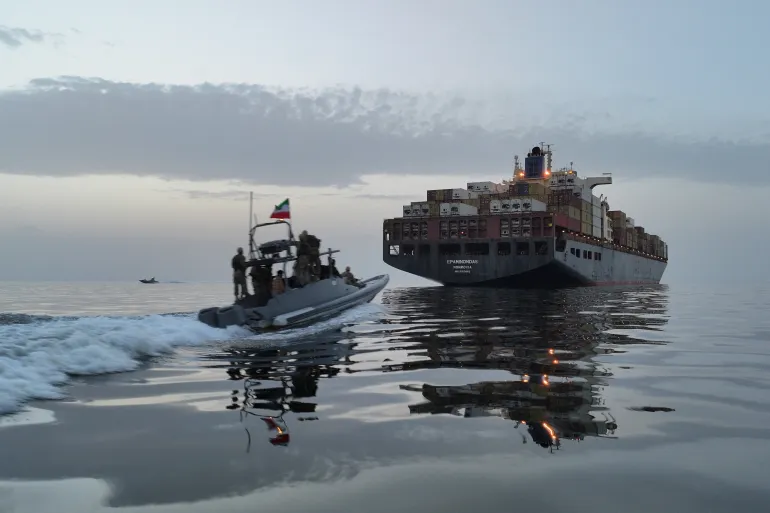 متى يصبح مضيق هرمز آمنا لعبور السفن التجارية؟ 