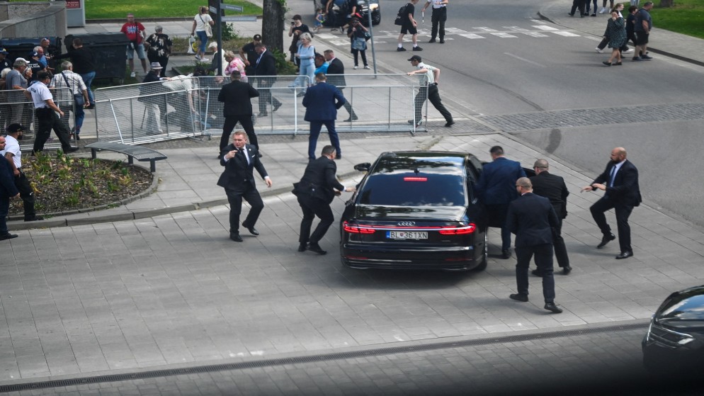 تعرض رئيس وزراء سلوفاكيا لإطلاق نار بعد اجتماع حكومي ونقله للمستشفى