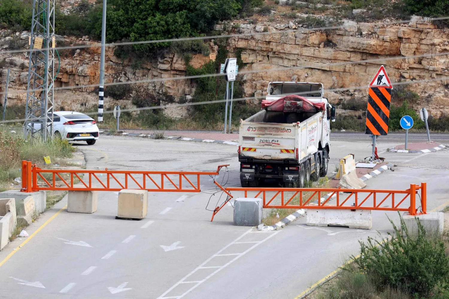 الاحتلال يقطع أوصال الضفة ..  والفلسطينيون عالقون بين حاجزين وبوابة
