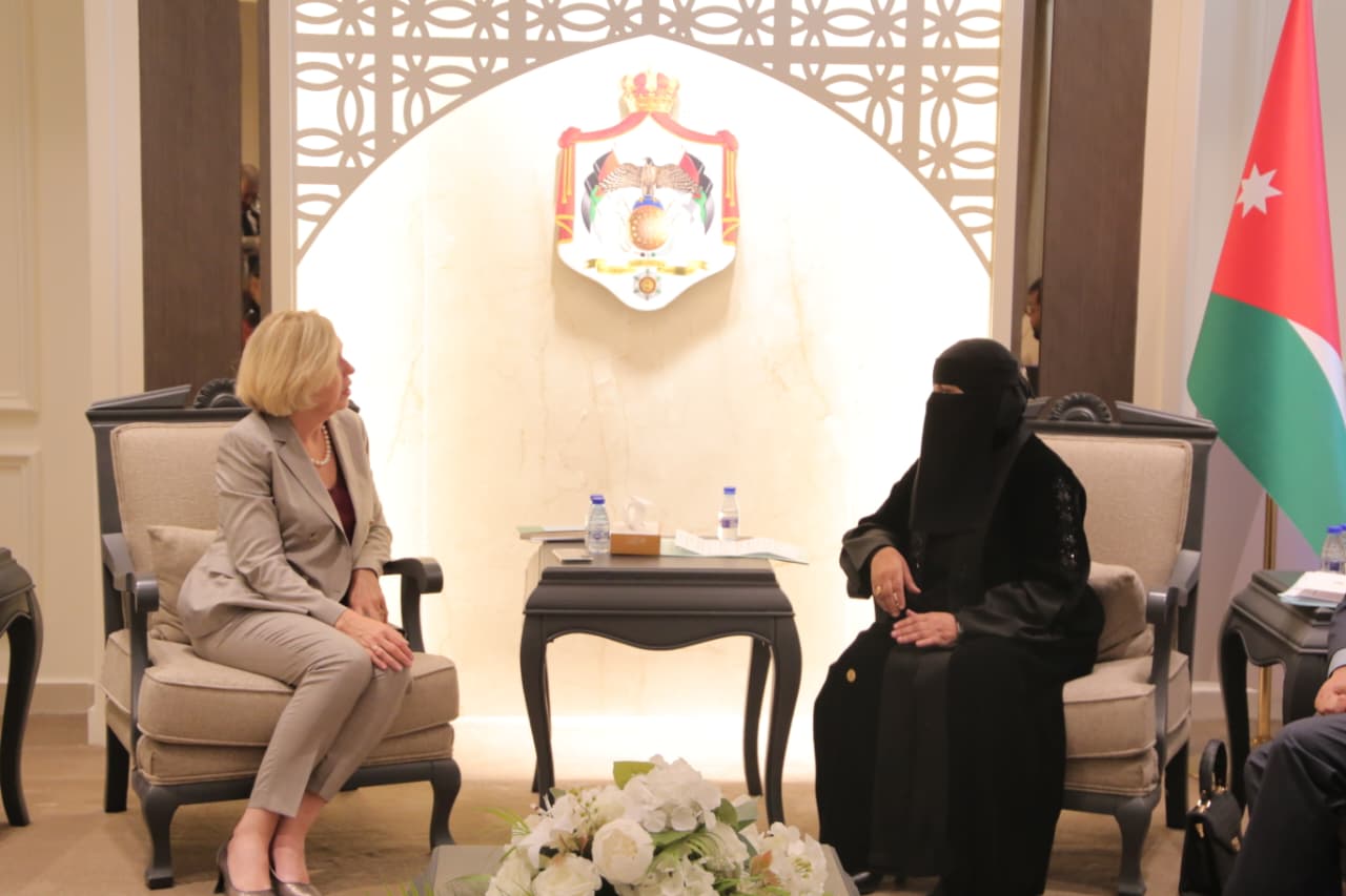 الخضير تلتقي السفيرة الأسترالية 