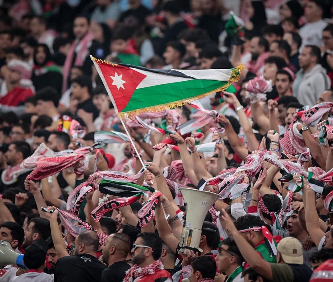الأسواق تهتف مع المنتخب… الشماغ والتيشرتات والأعلام على رأس الطلب