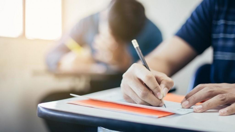 طلبة التوجيهي يشكون من صعوبة امتحان اللغة العربية ووزارة التربية توضح