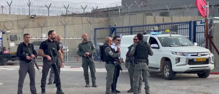 إعلام إسرائيلي: بدء نقل السجناء الفلسطينيين للإفراج عنهم ضمن اتفاق غزة