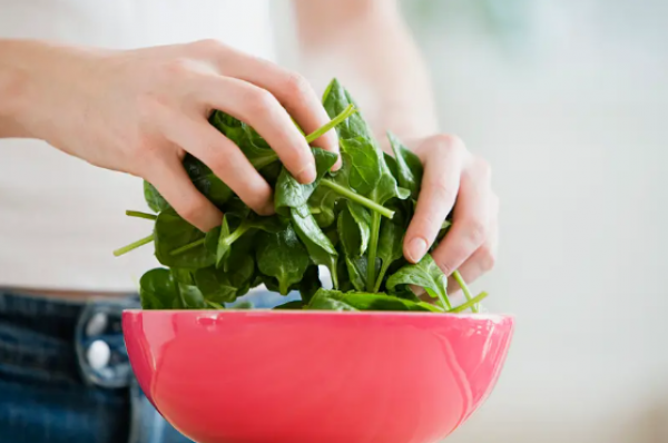 السبانخ المطبوخة أم النيئة  ..  أيهما أكثر فائدة للصحة؟