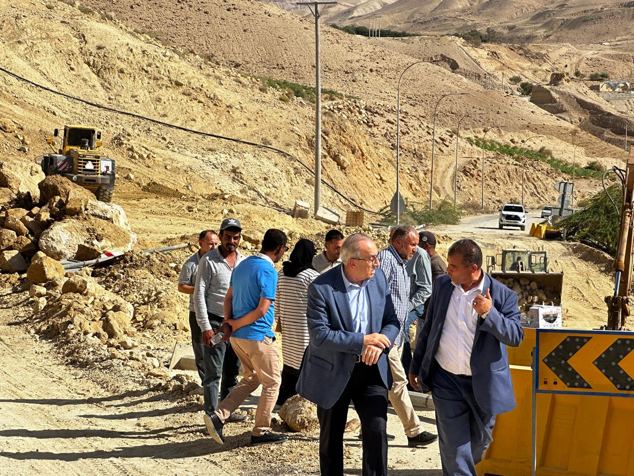 وزير الأشغال يتفقد مشروع معالجة  الانزلاق على طريق الموجب 