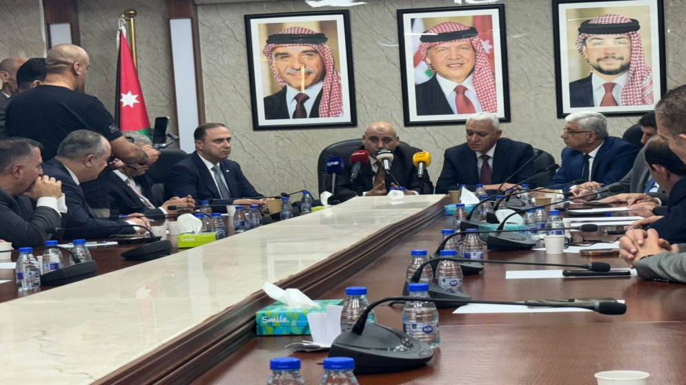 المومني: الحكومة تساند الصحف وتؤكد احترام خطوطها التحريرية