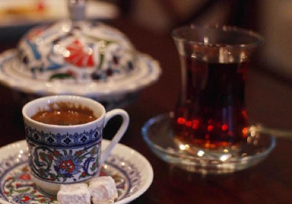 القهوة والشاي صباحًا: كيف يؤثران على طاقتك؟