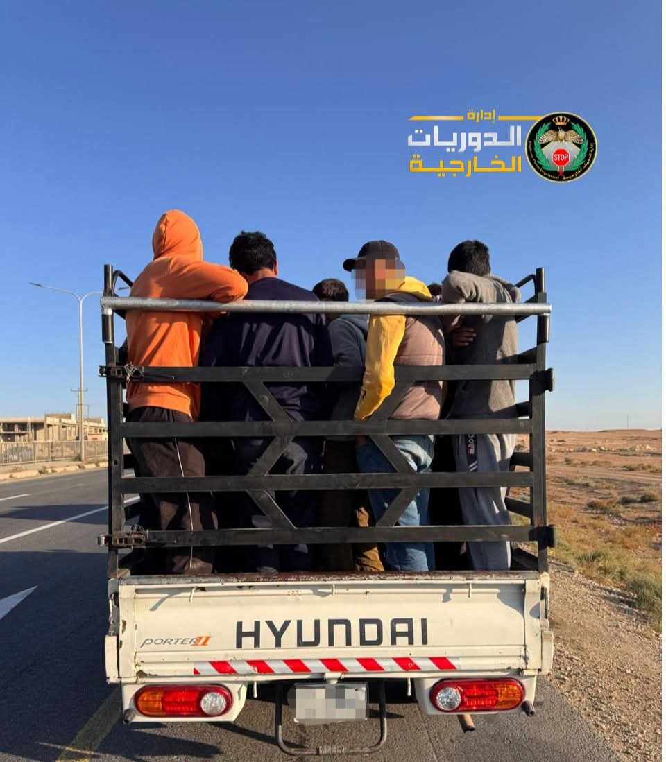 الدوريات الخارجية تضبط مركبة تنقل ركاباً داخل صندوقها الخلفي على طريق ضبعة