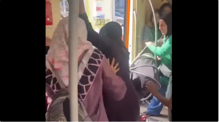 نساء تركيات يطردن امرأة سورية رفقة أطفالها من المترو - فيديو 
