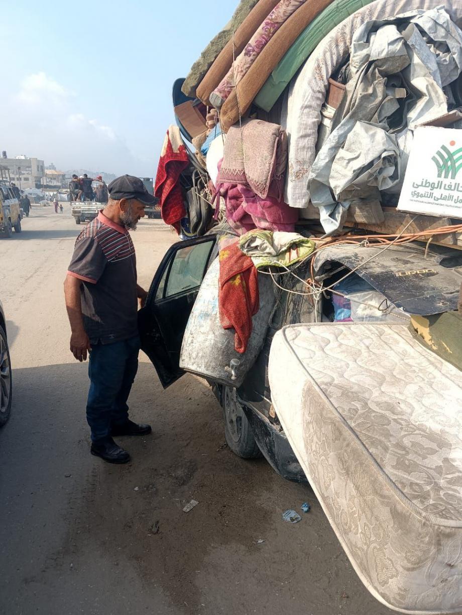 في العراء ..  عائلات غزة تتجرع مرارة النزوح وسط وجنوب القطاع  