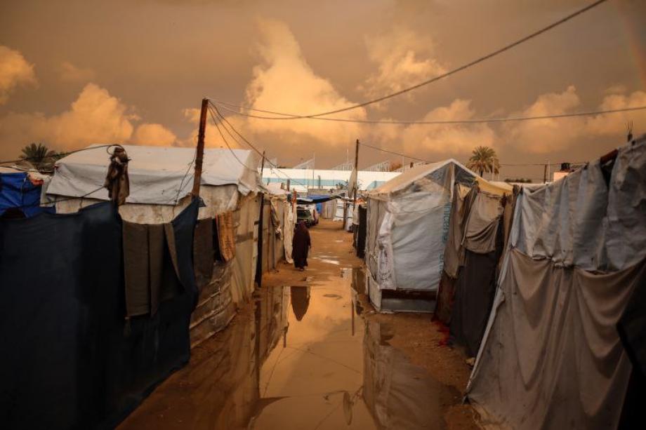 الدفاع المدني بغزَّة: شهيدان خلال المنخفض الجوي وغرق عشرات الخيام  