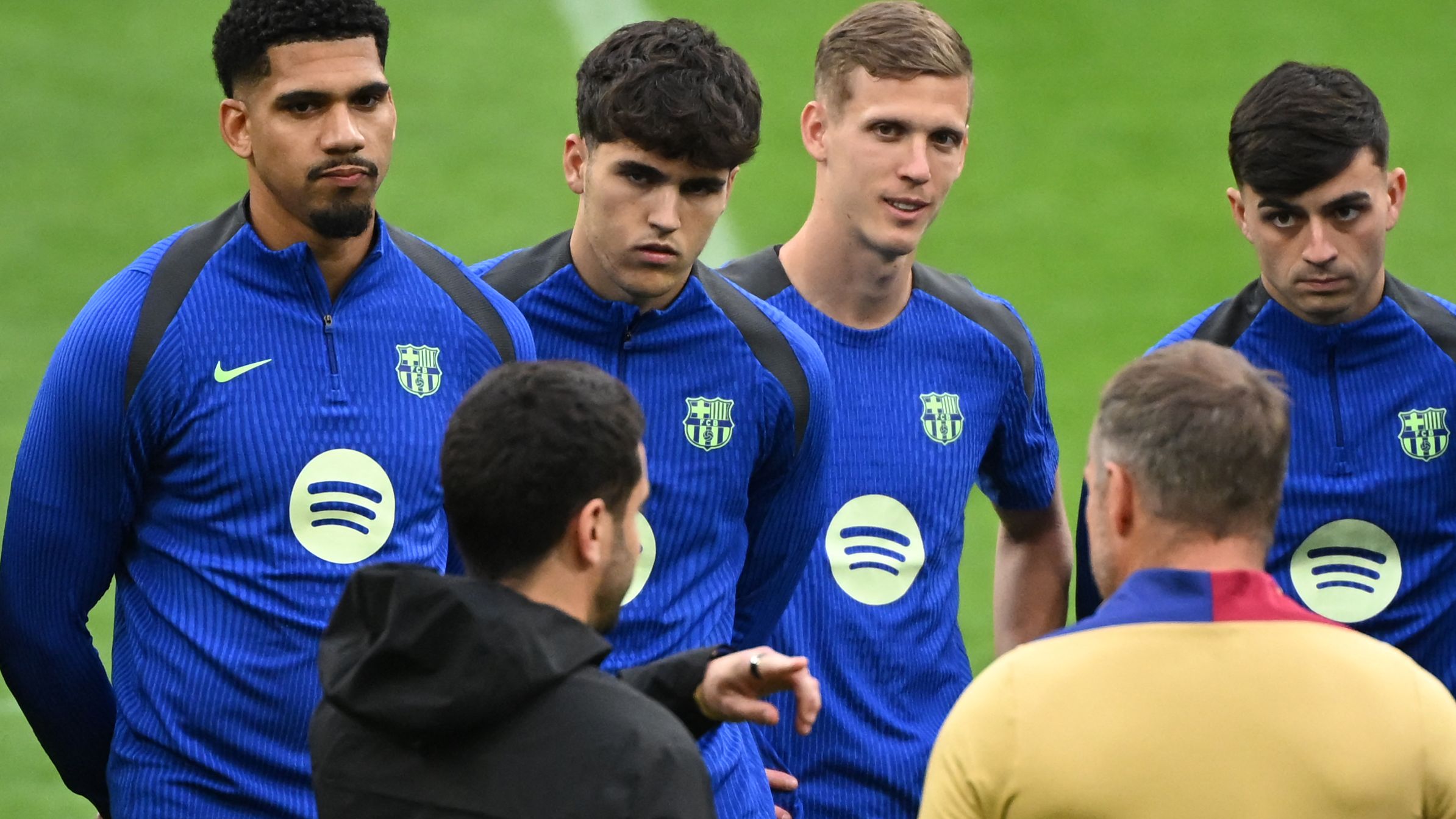 برشلونة يضع خطة إنقاذ أولمو وأراوخو