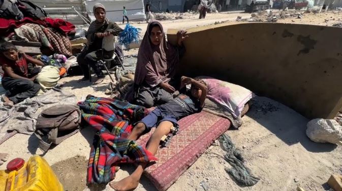 الدفاع المدني في غزة: مئات العائلات تفترش الأرض منذ أيام بعد أن أجبرها الاحتلال على النُّزوح