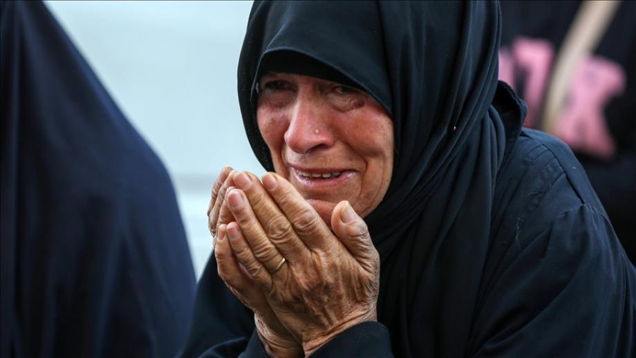 مقعدة بلا مصدر دخل ..  تعيل بناتها وأحفادها الأيتام 