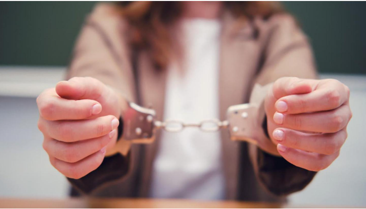 القبض على سيدة وضعت مادة مخدرة لزوجها بقصد الإضرار به