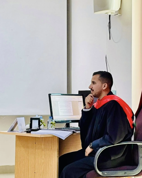 الزميل فايز العظامات . مبارك الماجستير