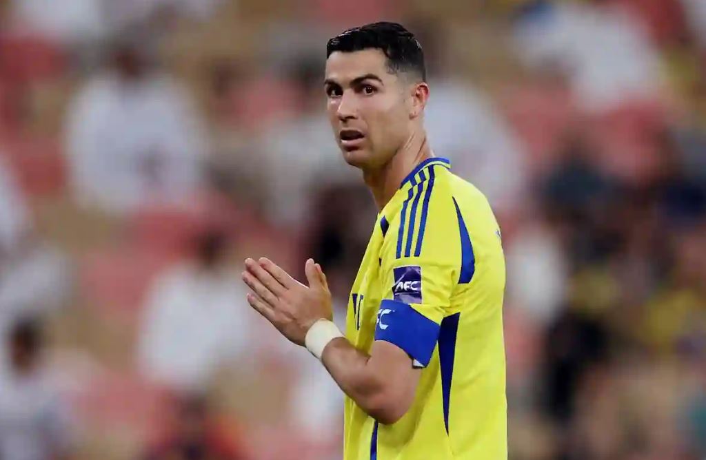 أسطورة النصر يفتح النار على رونالدو