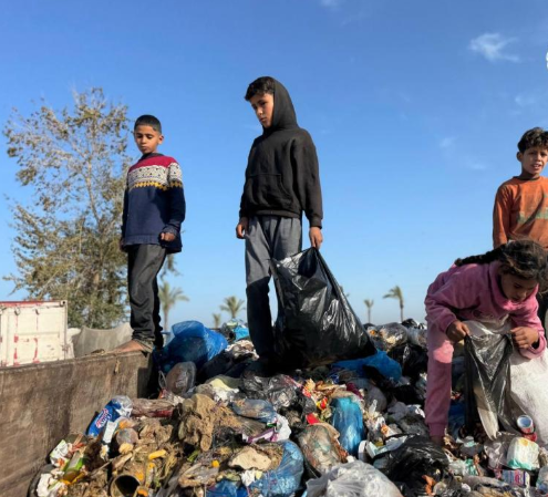 أم يحيى النجار… أمومة تقاوم الحياة تحت خيمة تحاصرها النفايات 