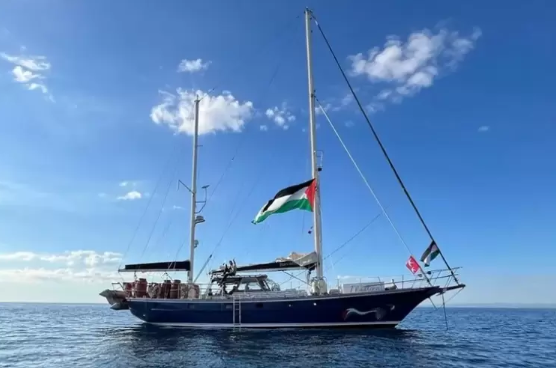 مسيّرةٌ تحلِّق فوق سفينة أسطول غزَّة تكشف: لم نستبعد الهجوم "الإسرائيلي" 