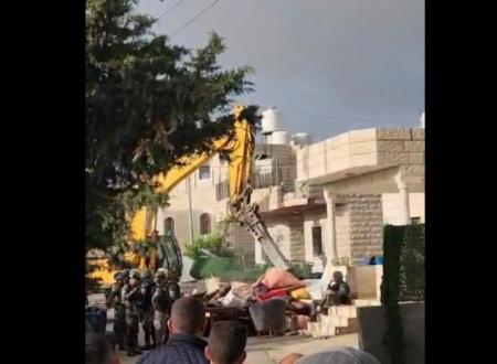 الاحتلال يهدم منزل الأسير نديم صبارنة في بلدة بيت أمر