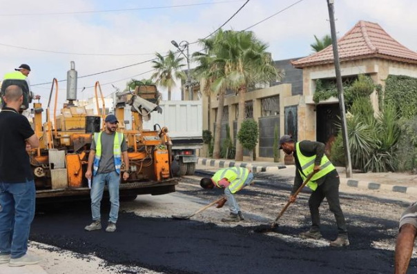 بلدية الوسطية تتابع اعمال الخلطة الاسفلتية لمشروع الصرف الصحي