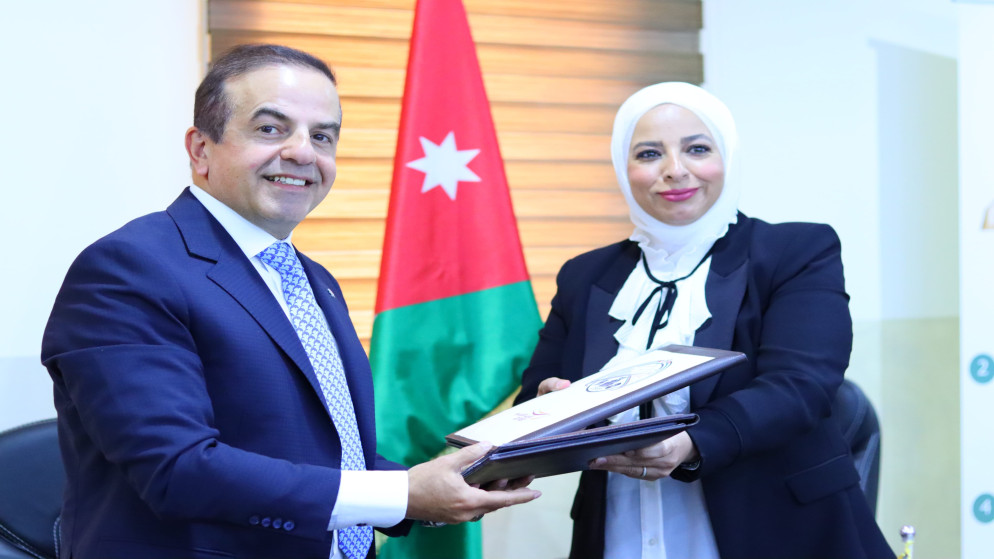 اتفاقية توفر إمكانية توصيل جواز السفر الإلكتروني عبر البريد الأردني