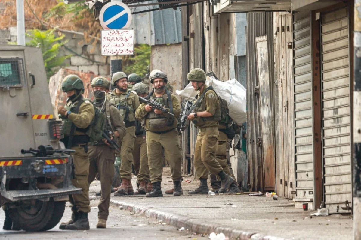 قيود الاحتلال تدفع مئات الفلسطينيين بالضفة للرحيل القسري