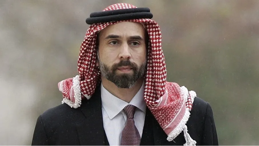 الأمير غازي بن محمد يؤدي اليمين الدستورية نائبا للملك 