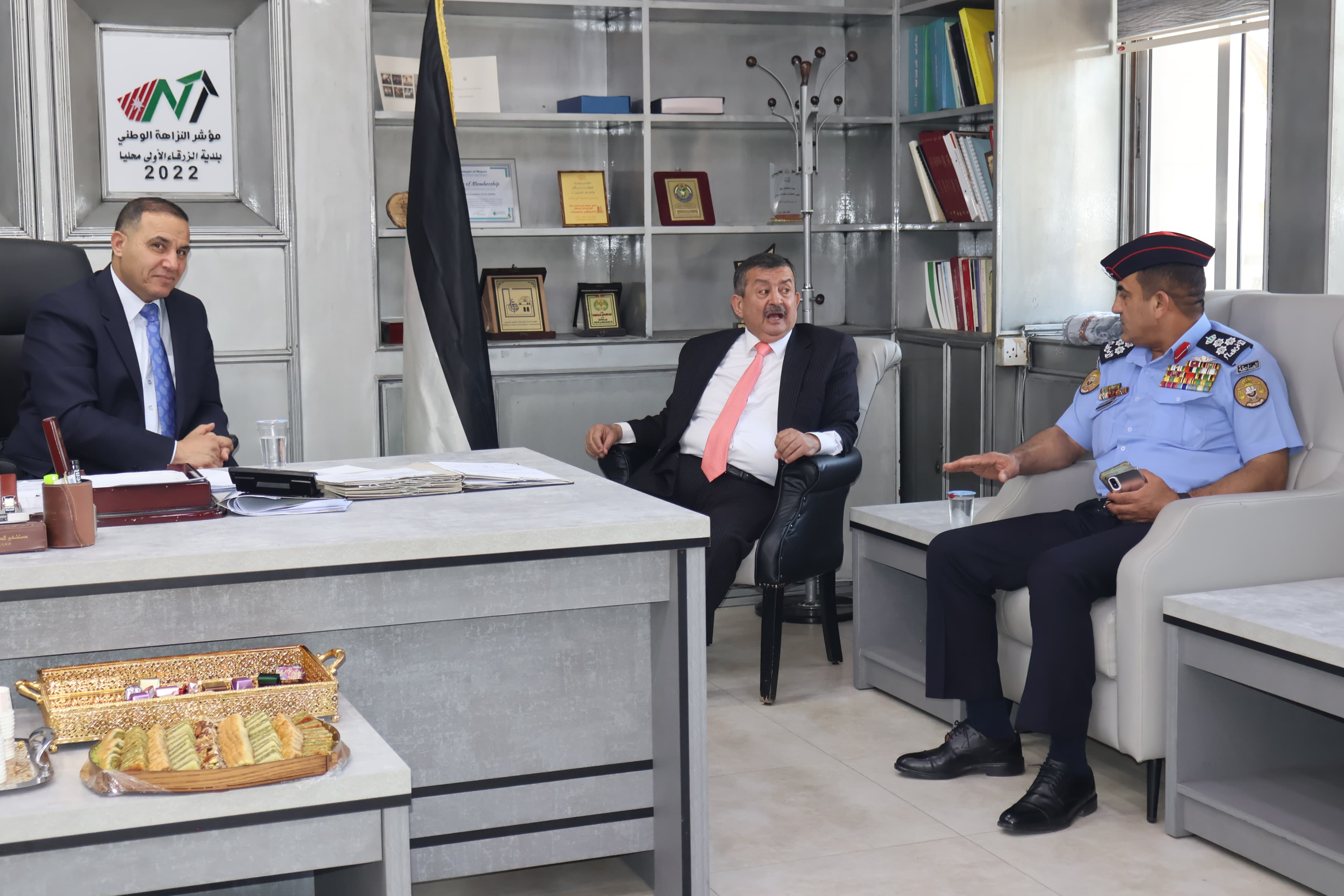 محافظ الزرقاء يزور دار البلدية مهنئًا لجنة بلدية الزرقاء