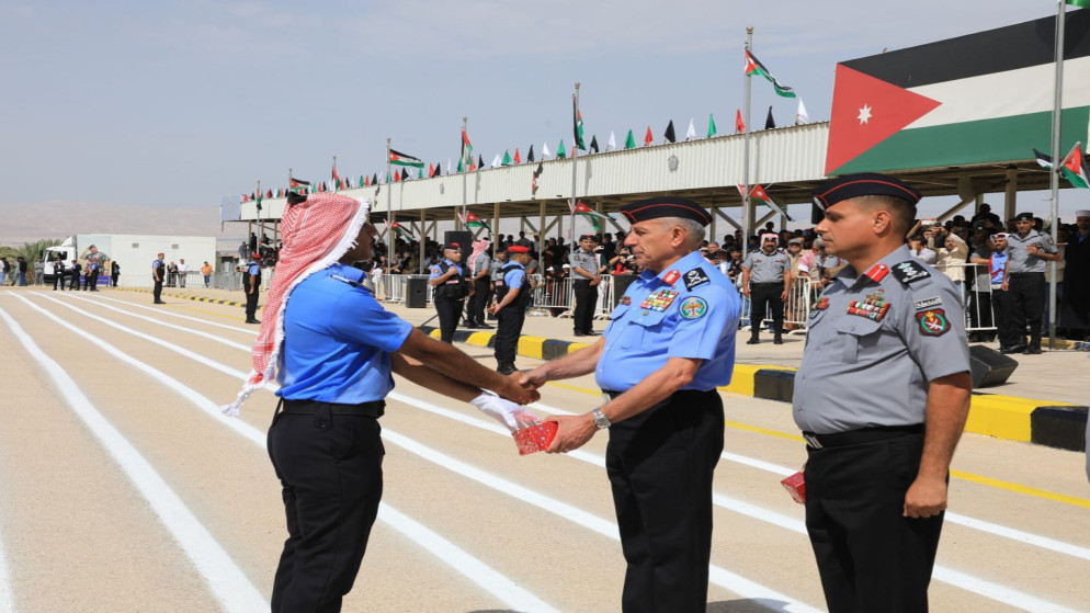 اللواء المعايطة يرعى تخريج دورة إعداد وتأهيل الشرطة المستجدين في الكفرين 
