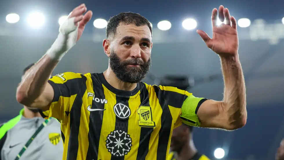 عرض مهين أشبه باللعب مجانًا ..  رحلة بنزيما مع الاتحاد تقترب من النهاية