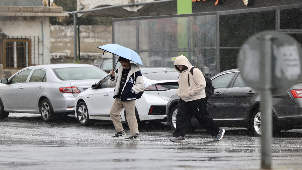 مع اقتراب الشتاء ..  مطالبات بتأخير دوام المدارس  